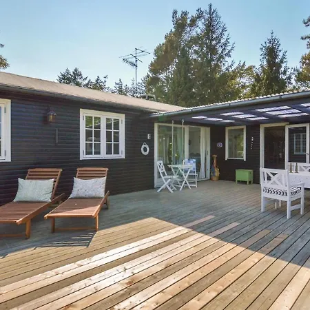 Three-bedroom Holiday In Feriehus Fårevejle
